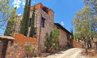 Casa en VENTA con vistas y rodeada de naturaleza cercana al  centro