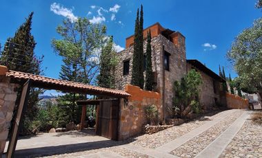 Casa en VENTA con vistas y rodeada de naturaleza cercana al  centro