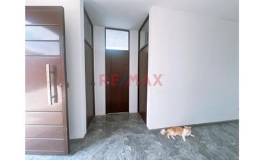 Hermosa Casa De 475.2M2 -En Vista Alegre 02