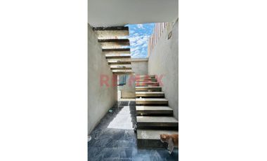 Hermosa Casa De 475.2M2 -En Vista Alegre 02