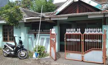 Disewakan Rumah Wisma Tropodo Jl. Nusantara IV Strategis Dekat Surabaya