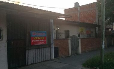 Amplia casa con local y dependencia de servicios, interesante oportunidad