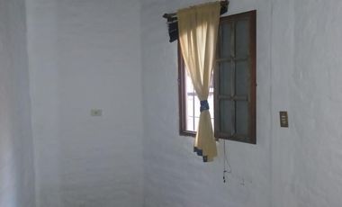 Amplia casa con local y dependencia de servicios, interesante oportunidad