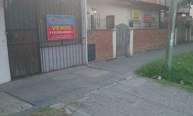 Amplia casa con local y dependencia de servicios, interesante oportunidad