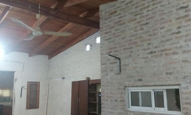 Amplia casa con local y dependencia de servicios, interesante oportunidad