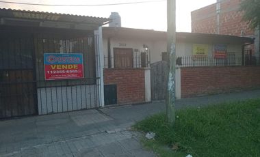 Amplia casa con local y dependencia de servicios, interesante oportunidad
