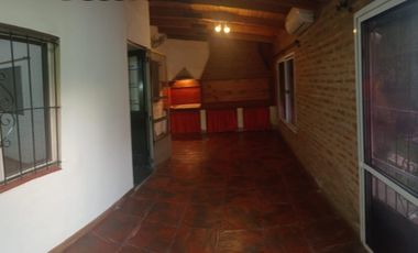 Amplia casa con local y dependencia de servicios, interesante oportunidad