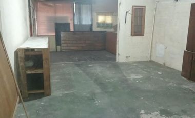 Amplia casa con local y dependencia de servicios, interesante oportunidad
