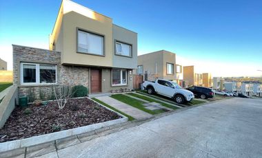 Se arrienda Preciosa y moderna casa mediterránea con gastos comunes incluidos en excelente sector  residencial a partir desde mayo