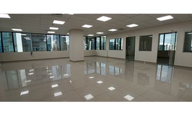 SE ALQUILA OFICINA EN CALLE 50, SERVICIOS INCLUIDOS!!