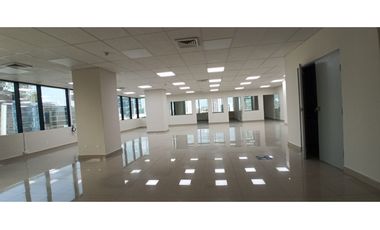 SE ALQUILA OFICINA EN CALLE 50, SERVICIOS INCLUIDOS!!