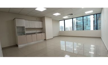 SE ALQUILA OFICINA EN CALLE 50, SERVICIOS INCLUIDOS!!