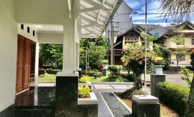 Rumah Villa dalam Komplek dekat Kampus di Setiabudi