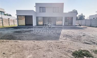 Casa en venta de 4 dorm. en Colina