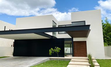 Casa en privada en venta al norte de Mérida, Zona country
