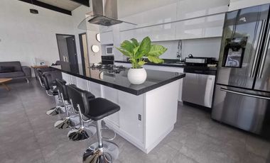 CASA EN RENTA Y VENTA CON IMPRESIONANTE VISTA AL LAGO