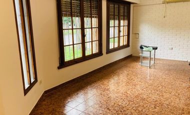 EN VENTA CHALET 3 AMB CON PARQUE Y PISCINA