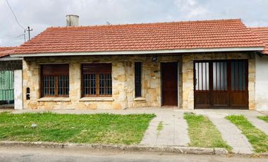 EN VENTA CHALET 3 AMB CON PARQUE Y PISCINA