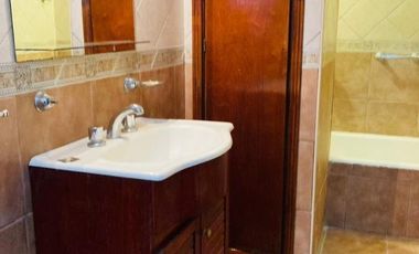 EN VENTA CHALET 3 AMB CON PARQUE Y PISCINA
