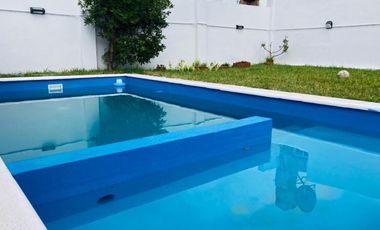 EN VENTA CHALET 3 AMB CON PARQUE Y PISCINA