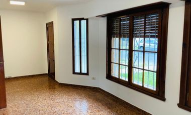 EN VENTA CHALET 3 AMB CON PARQUE Y PISCINA