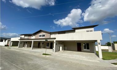 SE VENDE CASA EN TOWN HOMES COSTA SUR