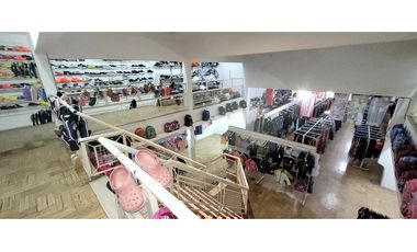 Amplio local comercial + departamento de 3 amb en pleno centro.