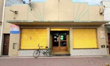 Amplio local comercial + departamento de 3 amb en pleno centro.