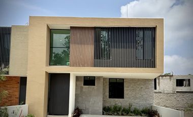 Casa en Venta en Coto Privado de 4 Recámaras con Alberca Zona Norte de Colima