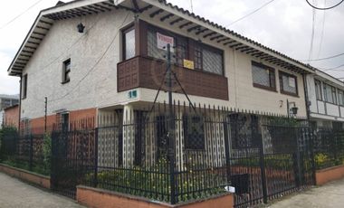 Casa esquinera Sector estratégico amplia para habitación u oficinas,