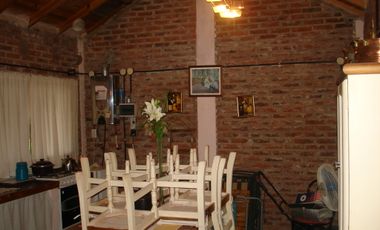 Casa de Fin de Semana de 2 ambientes en excelente estado. terreno de 20 X 50