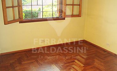 EXCEL. CASA TIPO DUPLEX , COMODO FUNCIONAL.INMEJORABLE UBICACION. ZONA RESIDENCIAL. HERMOSA VISTA. 4 DORMITORIOS en 2 PLANTAS, 1 EN SUITE. GARAGE Y PO