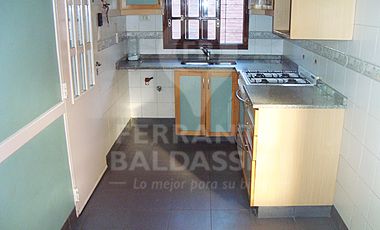 EXCEL. CASA TIPO DUPLEX , COMODO FUNCIONAL.INMEJORABLE UBICACION. ZONA RESIDENCIAL. HERMOSA VISTA. 4 DORMITORIOS en 2 PLANTAS, 1 EN SUITE. GARAGE Y PO