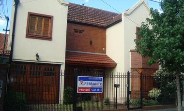 EXCEL. CASA TIPO DUPLEX , COMODO FUNCIONAL.INMEJORABLE UBICACION. ZONA RESIDENCIAL. HERMOSA VISTA. 4 DORMITORIOS en 2 PLANTAS, 1 EN SUITE. GARAGE Y PO