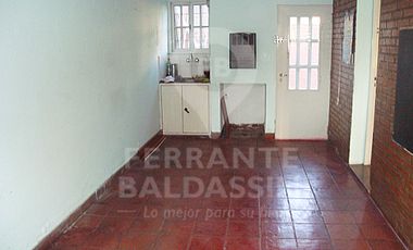 EXCEL. CASA TIPO DUPLEX , COMODO FUNCIONAL.INMEJORABLE UBICACION. ZONA RESIDENCIAL. HERMOSA VISTA. 4 DORMITORIOS en 2 PLANTAS, 1 EN SUITE. GARAGE Y PO