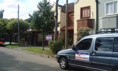 EXCEL. CASA TIPO DUPLEX , COMODO FUNCIONAL.INMEJORABLE UBICACION. ZONA RESIDENCIAL. HERMOSA VISTA. 4 DORMITORIOS en 2 PLANTAS, 1 EN SUITE. GARAGE Y PO