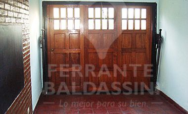 EXCEL. CASA TIPO DUPLEX , COMODO FUNCIONAL.INMEJORABLE UBICACION. ZONA RESIDENCIAL. HERMOSA VISTA. 4 DORMITORIOS en 2 PLANTAS, 1 EN SUITE. GARAGE Y PO