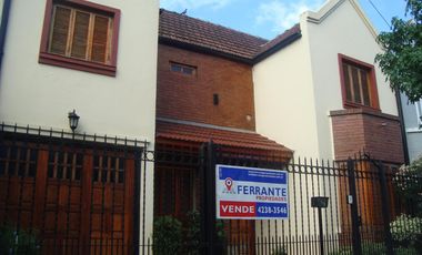 EXCEL. CASA TIPO DUPLEX , COMODO FUNCIONAL.INMEJORABLE UBICACION. ZONA RESIDENCIAL. HERMOSA VISTA. 4 DORMITORIOS en 2 PLANTAS, 1 EN SUITE. GARAGE Y PO