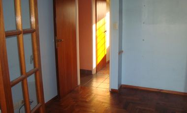 EXCEL. CASA TIPO DUPLEX , COMODO FUNCIONAL.INMEJORABLE UBICACION. ZONA RESIDENCIAL. HERMOSA VISTA. 4 DORMITORIOS en 2 PLANTAS, 1 EN SUITE. GARAGE Y PO