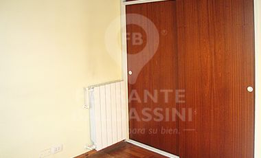 EXCEL. CASA TIPO DUPLEX , COMODO FUNCIONAL.INMEJORABLE UBICACION. ZONA RESIDENCIAL. HERMOSA VISTA. 4 DORMITORIOS en 2 PLANTAS, 1 EN SUITE. GARAGE Y PO