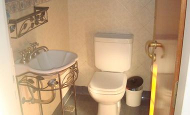 EXCEL. CASA TIPO DUPLEX , COMODO FUNCIONAL.INMEJORABLE UBICACION. ZONA RESIDENCIAL. HERMOSA VISTA. 4 DORMITORIOS en 2 PLANTAS, 1 EN SUITE. GARAGE Y PO