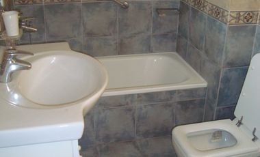 EXCEL. CASA TIPO DUPLEX , COMODO FUNCIONAL.INMEJORABLE UBICACION. ZONA RESIDENCIAL. HERMOSA VISTA. 4 DORMITORIOS en 2 PLANTAS, 1 EN SUITE. GARAGE Y PO