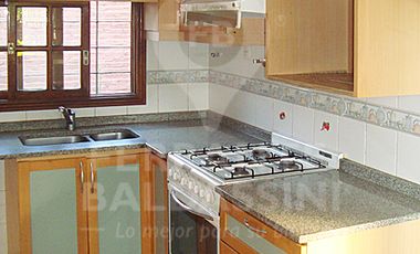 EXCEL. CASA TIPO DUPLEX , COMODO FUNCIONAL.INMEJORABLE UBICACION. ZONA RESIDENCIAL. HERMOSA VISTA. 4 DORMITORIOS en 2 PLANTAS, 1 EN SUITE. GARAGE Y PO