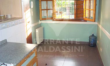 EXCEL. CASA TIPO DUPLEX , COMODO FUNCIONAL.INMEJORABLE UBICACION. ZONA RESIDENCIAL. HERMOSA VISTA. 4 DORMITORIOS en 2 PLANTAS, 1 EN SUITE. GARAGE Y PO