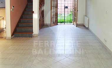 EXCEL. CASA TIPO DUPLEX , COMODO FUNCIONAL.INMEJORABLE UBICACION. ZONA RESIDENCIAL. HERMOSA VISTA. 4 DORMITORIOS en 2 PLANTAS, 1 EN SUITE. GARAGE Y PO