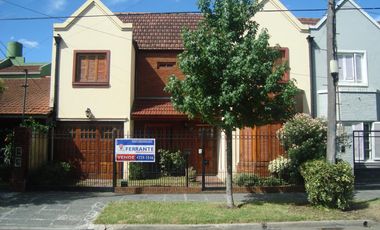 EXCEL. CASA TIPO DUPLEX , COMODO FUNCIONAL.INMEJORABLE UBICACION. ZONA RESIDENCIAL. HERMOSA VISTA. 4 DORMITORIOS en 2 PLANTAS, 1 EN SUITE. GARAGE Y PO