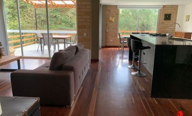 casa en arriendo en loma del escobero. Cod A6000