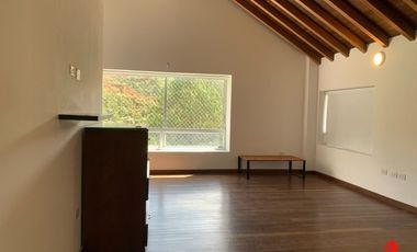 casa en arriendo en loma del escobero. Cod A6000