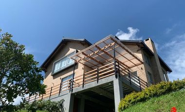 casa en arriendo en loma del escobero. Cod A6000
