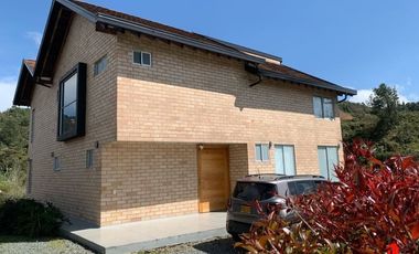 casa en arriendo en loma del escobero. Cod A6000